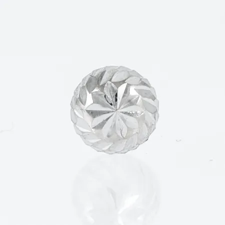 Ett örhänge i 18K vitguld. Fasetterad kula Ø 5 mm. Vikt: 0,3g.