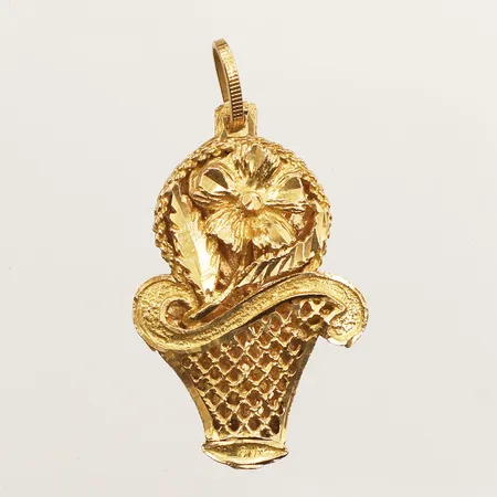 Hänge, filigran arbete, längd 45mm, bredd 24mm, 21K  Vikt: 7,6 g