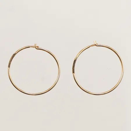 Ett par örhängen, Ø16mm, bredd 0,7mm, 18K  Vikt: 0,6 g