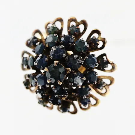 Ring, gröna stenar, stl ca 16½, bredd 2-22mm, skevheter, 1 sten saknas, ojämn skena, 12K. Bruttovikt: 6,2gram.  Vikt: 6,2 g