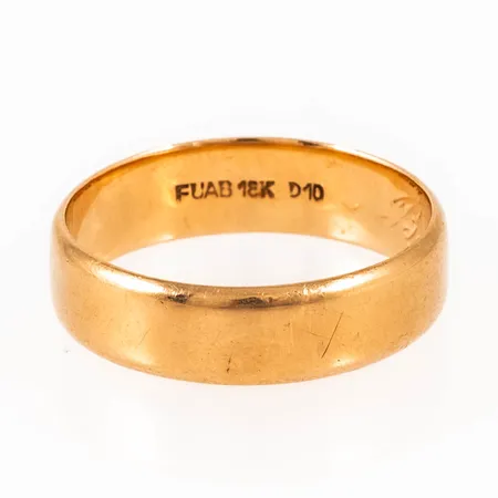 Slät ring 18K, storlek 19¼, 5,8 mm bred, gravyr, vikt 5,4g.