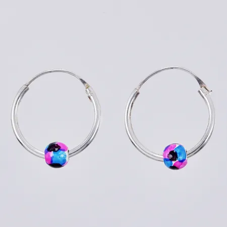 Ett par örhängen creoler med färgad sten, inner Ø ca 12mm, läng: ca 1,5cm, bredd: ca 1mm, ostämplat silver Vikt: 0,7 g