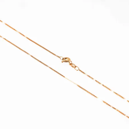 Kedja, Venezia i 18K guld. Den är 43,5 cm lång, 0,7 mm bred och väger 2,0g. Springring. Lagning, ojämnheter, vridning. 