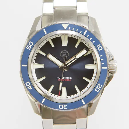 Herrur Zelos Swordfish Diver 300m, stål, automatisk, 42mm, snr 020, cal. Seiko NH35, safirglas, stållänk, viklås, certifikat 2020, resefodral, box, slitage ytterkartong. 