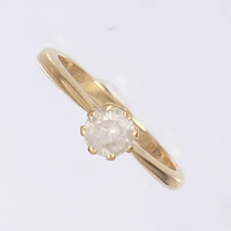 Ring med vit sten, stl 18¼, bredd 2-6mm, gravyr, repig, 18K Vikt: 3,3 g