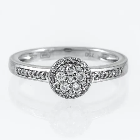 Ring i vitt guld 18K med diamanter 21 x ca 0,005ct, 1 x ca 0,01ct & 5 x ca 0,015ct. Den är 2,1 - 6,7 mm bred, är i storlek 16 och väger 3,0g. Stämplad GHA (Guldfynd) 750.