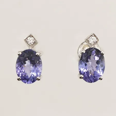 Ett par örhängen, tanzaniter, diamanter 2x ca 0,02ct, längd 12,3mm, bredd 6,5mm, vitguld, saknar en snurrebuss, 18K Vikt: 3,3 g