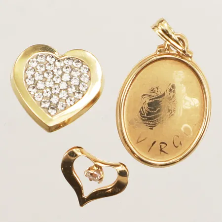 Tre hängen, vita stenar, skevt, gravyr, 18K Vikt: 2,5 g