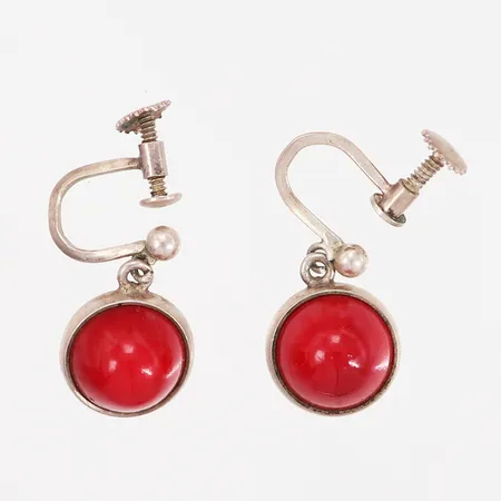 Ett par örhängen med röda stenar, Ø7mm, skruvstopp, skevheter, silver 925/1000 Vikt: 4,6 g
