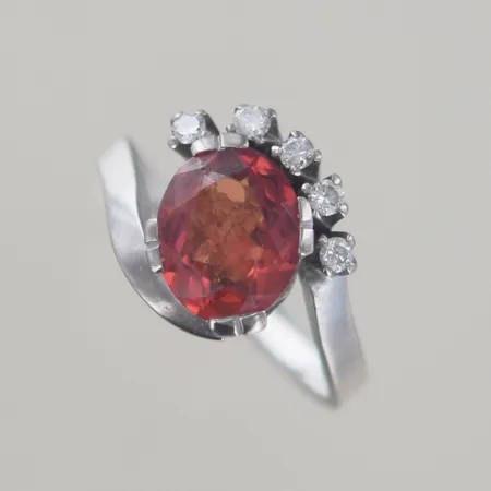 Ring med 5 diamanter, tot 0,15ct+ röd orange sten, Ø 18 mm, bredd 11,6 mm, 18K Vikt: 6,3 g