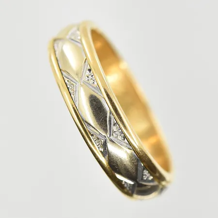 Ring, stl 17¼, bredd 5 mm, gravyr, gulguld/vitguld, 18K. Vikt: 5,2 g