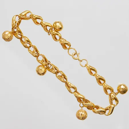 Armband, fem berlocker, längd ca 19,5cm, bredd 6,2-15mm, 21K Vikt: 11,6 g