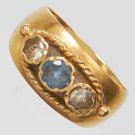 Ring, stenar, stl 17, bredd 5-9,3mm, bruksslitage, 18K Vikt: 3,4 g