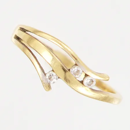 Ring, Ø17¾, briljantslipade diamanter 3 x 0,03ct, bredd 1,5 - 8,0mm, 18K Vikt: 2,8 g