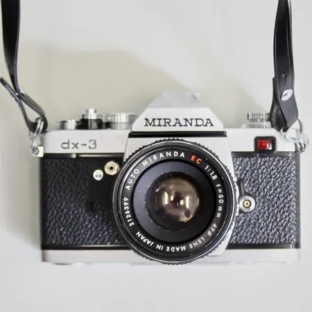 Analog kamera, Miranda DX-3, snr: 3950504, objektiv Auto Miranda 49mm f/1,8, snr: 2126399, kamerarem, läderfodral, ej funktionstestad. Skickas med postpaket.