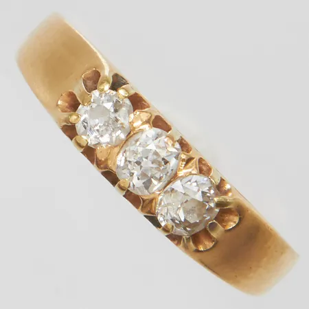 Ring, gammalslipade diamanter 3 x ca 0,12-0,16ct, stl 17½, bredd 1,5-4,3mm, 18K Vikt: 2,8 g