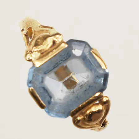 Ring med blå sten, stl 18, bredd 2,3-12,7mm, skev, skadad sten, fattning i 18K, 23K  Vikt: 5,2 g
