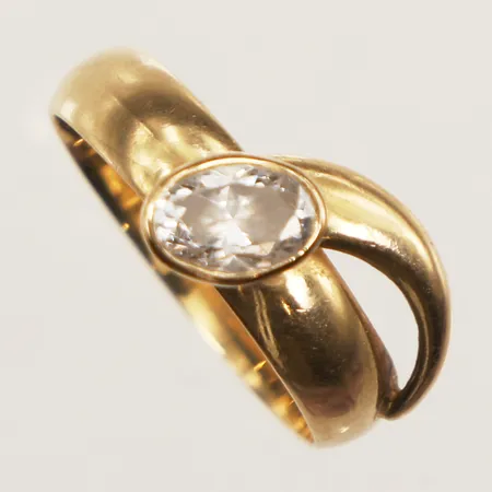 Ring med vit sten, stl 17½, bredd 4,5-5,5mm, 18K  Vikt: 4,8 g