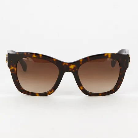 Ett par solglasögon Chanel 5478, 51¤21, made in Italy, putsduk, bok, fodral, kvitto från Chanel Hansa Mall mars-2025, box Vikt: 0 g