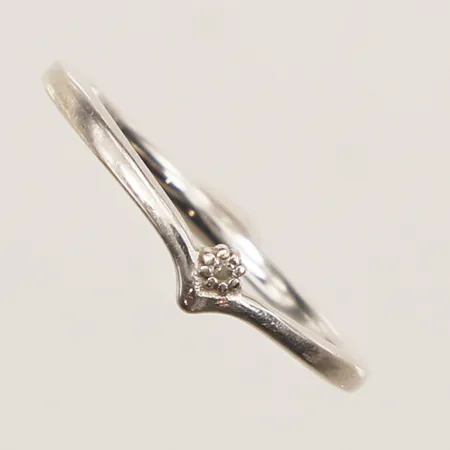 Ring diamant 0,005ct, stl 17, bredd 3,6mm, vitguld, 18K  Vikt: 1,7 g