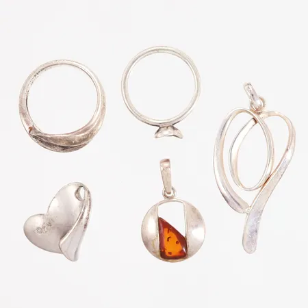 Två ringar, tre hängen, längsta hänge: 43mm, silver 925/1000 Vikt: 18,7 g