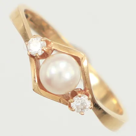 Ring med pärla och vita stenar, stl 16¼, bredd 2-7mm, BEH Bengt Hallberg Guldsmeds AB Köping 1990, 18K  Vikt: 2,1 g