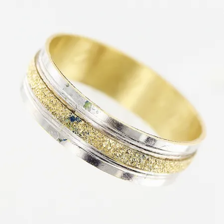 Ring, stl 19, bredd 6mm, vit/gulguld, gravyr, 18K.  Vikt: 3,1 g