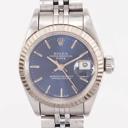 Damur Rolex Oyster Perpetual Datejust, Ø26mm, stål, ref: 69174, kaliber: 2135, serienr: X918358, boettrnr: 2574250, omkrets ca. 17cm, garantiintyg från Douglas Krook AB daterat 1994, röd box, två nagg mitt på glas (syns som prickar) samt kantnagg.