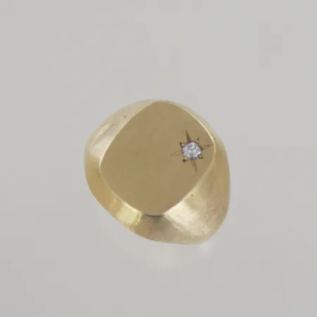 Ring med sten, Ø 17¼ mm, bredd 16 mm, små defekter, 18K Vikt: 5,8 g