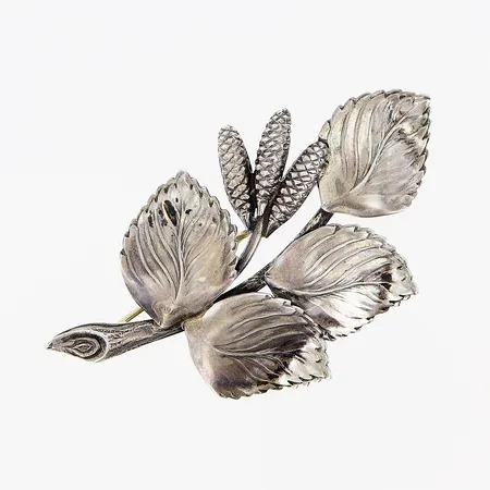 Brosch, kvist med löv, 70x45mm, silver 830/1000. Vikt: 7,2 g