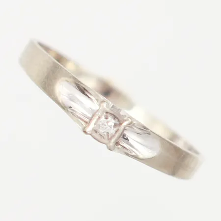 Ring, vitguld, Ø17½, åttkantslipad diamant 0,01ct, bredd 1,5 - 3,5 mm, höjd på fattningen ca 4,5mm, i behov av omrodinering, 18K Vikt: 1,3 g