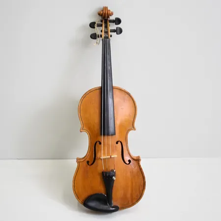 Violin, märkt Linarsson, Storhögen, år1951, storlek 4/4, hakstöd, 1st finstämmare, hårt fodral Skickas med postpaket.
