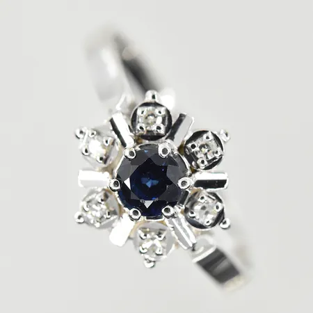 Ring med diamanter 6x0,01ct och svart sten, stl 17¾, bredd 2-10 mm, vitguld, 18K. Vikt: 2,7 g