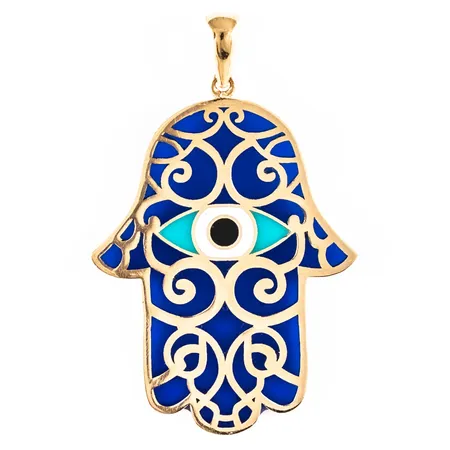 Hänge, Hamsahand / Fatimas hand, i 18K guld med emaljdekor. Den är 44,3 mm lång inkl. ögla och väger 4,9g. Stämplad 750.