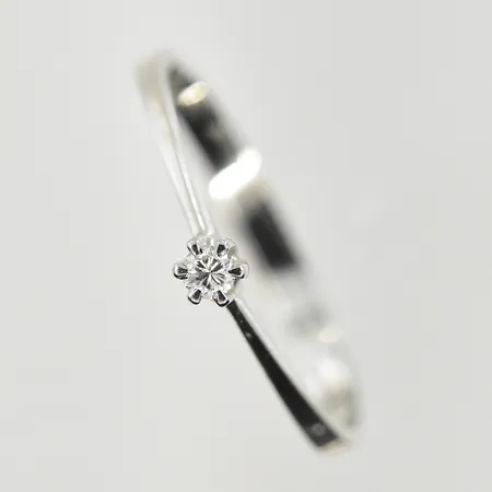 Ring med diamant 0,03ct, stl 17¼, bredd 2-3 mm, vitguld, 18K. Vikt: 1,2 g