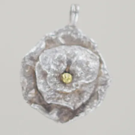 Hänge LUB med guld detaljer, längd 3,5 cm, bredd 2,8 cm, silver 925/1000 Vikt: 12,3 g