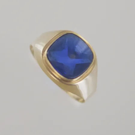 Ring med blå sten, Ø 19¾ mm, bredd 14 mm, 18K  Vikt: 3,9 g