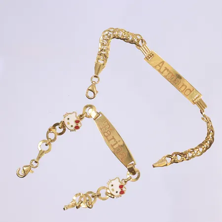 2 Armband med emaljdekor av kattansikten, graverade namnbrickor, längd 13cm, gravyrer, 21K, vikt  Vikt: 0 g