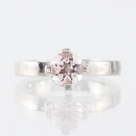 Ring 18k vitguld med Morganit 1 ct Efva Attling,storlek 16 ½ mm, bredd 3-8.1 mm,gravyr,certifikat medföljer. Vikt: 7,8 g