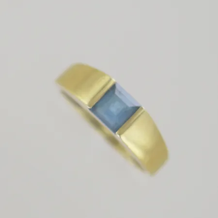 Ring med blå sten, Ø 18½ mm, bredd 6 mm, 18K Vikt: 3,8 g