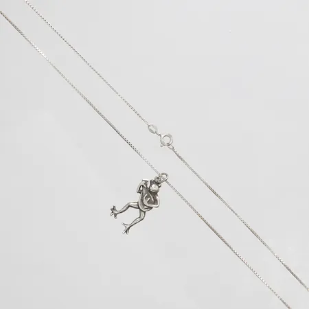 Kedja Venezia, längd ca 44,8cm, bredd 1mm, hänge groda, längd ca 33mm, bredd 14,5mm, 925/1000 silver Vikt: 5 g