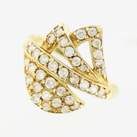 Ring, vita stenar, stl 17¾, bredd 1-17mm, ske skena, 18K.  Vikt: 3,2 g