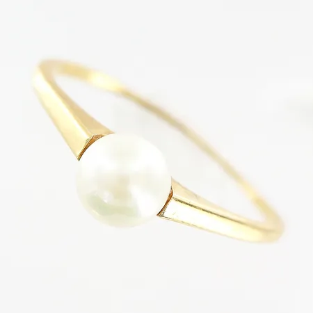 Ring, odlad pärla Ø5,5mm, stl ca 18, bredd 0,5-5,5mm, skev och tunn skena, 18K. Bruttovikt: 1,9gram.  Vikt: 1,9 g