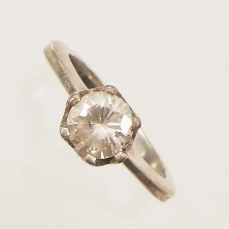 Ring, vit sten, stl 17, bredd 7,5mm, GHA, 925/1000 silver  Vikt: 3,9 g