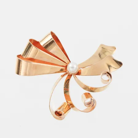 Brosch med pärla,Segir Aktiebolag Köping,längd ca 4 cm,18k. Vikt: 6,6 g