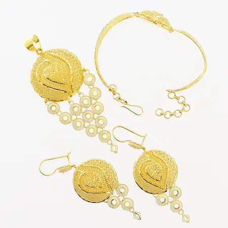 1 hänge, 1 armband, 1 par örhängen, bucklor, skevheter, 21K.  Vikt: 29,5 g