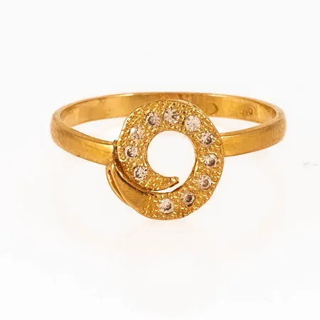 Ring i 22K guld med vita stenar. Den är 1,9 - 9,3 mm bred, är i storlek 17¼ och väger 2,1g. Stämplad 916.