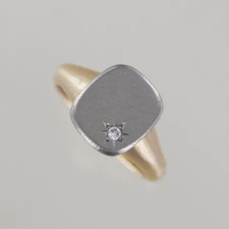 Ring med diamant 0,05ct, Ø 19 mm, bredd 6,2 mm, graverad, 18K Vikt: 8,7 g