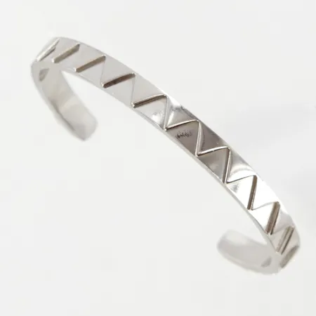 Armring Skultuna, Sharktooth Cuff, silverplätterat stål, 45x52mm, bredd 5mm