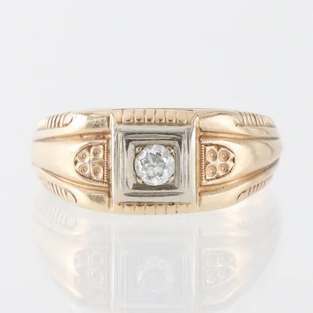 Ring Fidelity med diamant på ca 0.20 ct Pique, storlek 22 mm, bredd 3.5-10.5 mm,14k. Vikt: 6,4 g